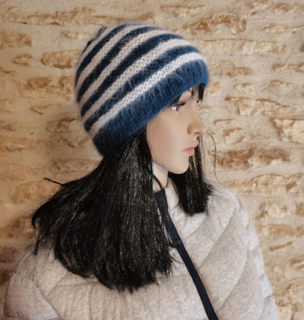 Bonnet a motif Bleu Marine / Blanc 80% Angora tricoté main